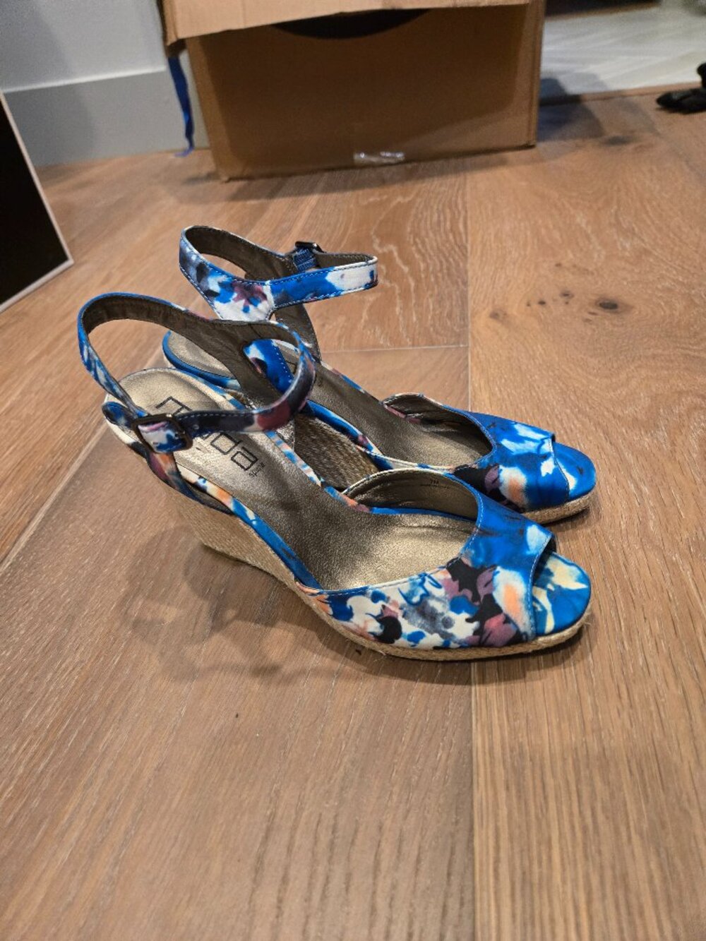Moda Spana floral wedges